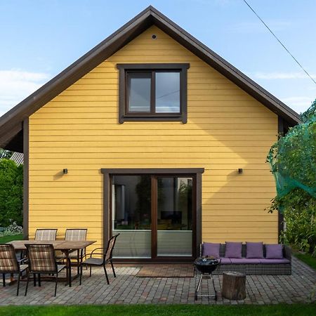 Cosy Family Guesthouse With Sauna And Garden Kuressaare Exterior photo